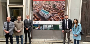 Foto di gruppo, dopo la conferenza stampa, davanti ad una delle vetrine interessate dall'iniziativa, in corso Palladio.