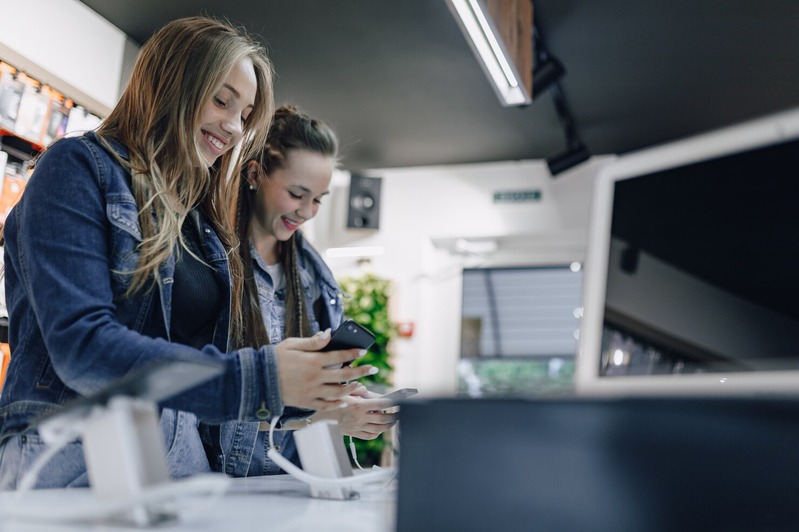 “BOOM” DEI TELEFONI, ITALIANI SEMPRE PIÙ TECNOLOGICI