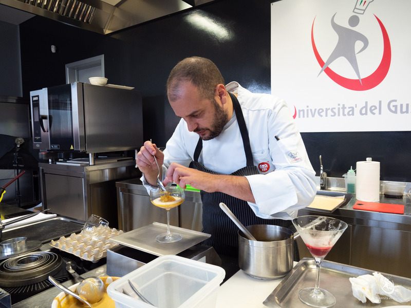 Lo chef Andrea Valentinetti durante un corso all'Università del Gusto