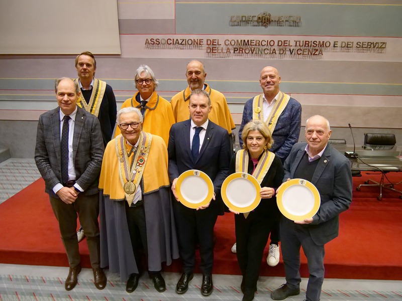 Foto di gruppo dopo la conferenza stampa di presentazione delle iniziative