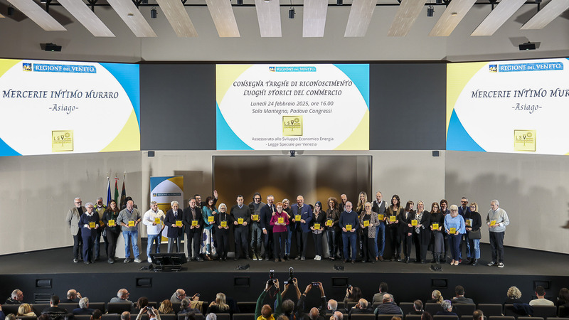 Foto di gruppo durante la consegna delle targhe di riconoscimento dei Luoghi Storici del Commercio