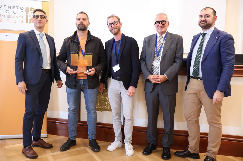 Un momento della premiazione, con la consegna della targa "Veneto Food Excellence" a La Tana Gourmet