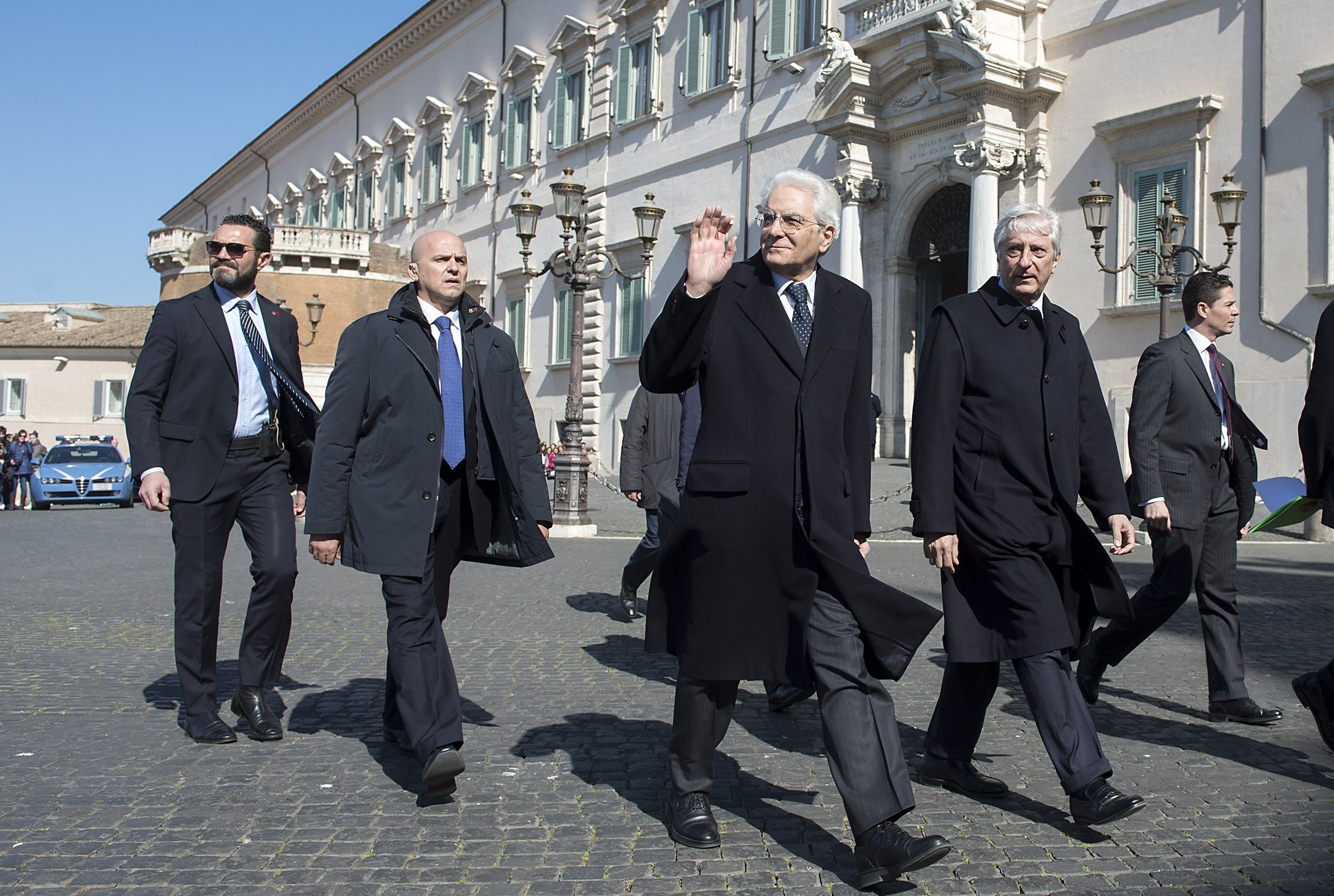 Il presidente Mattarella davanti al Palazzo del Quirinale
