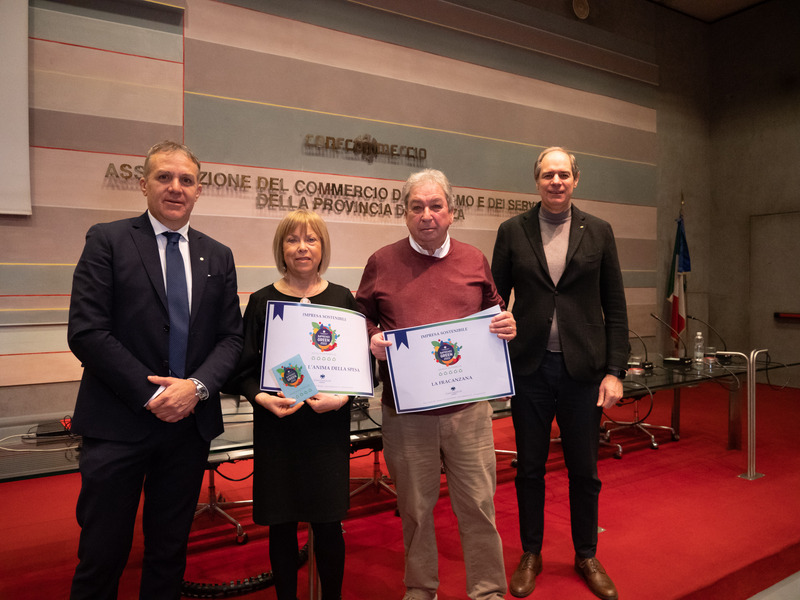 Il presidente Piccolo e il direttore Boschiero, premiano Ornella Trevisan e Giordano Malfermo