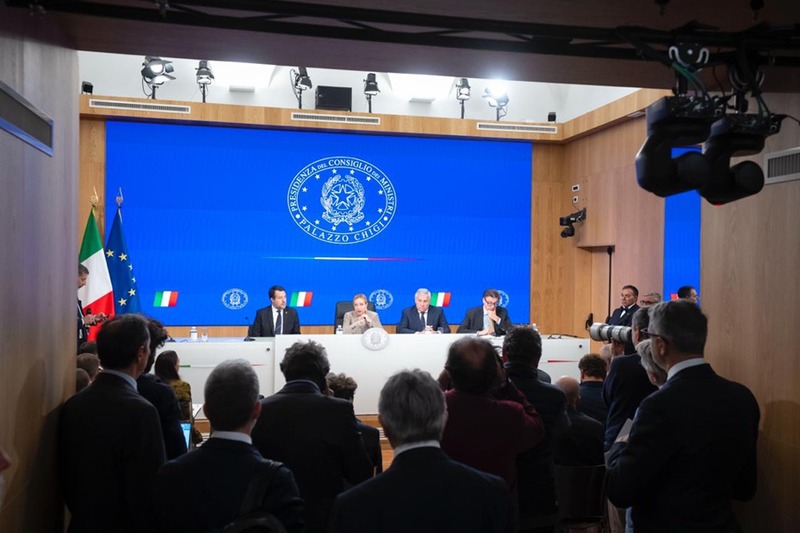 VIA LIBERA ALLA MANOVRA: IL GOVERNO PUNTA SU FISCO E FAMIGLIA VIA LIBERA ALLA MANOVRA: IL GOVERNO PUNTA SU FISCO E FAMIGLIA