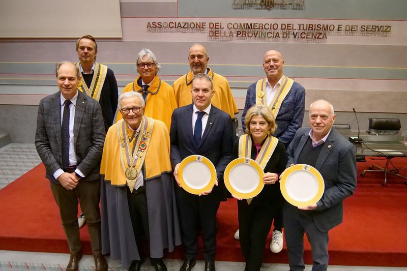 Foto di gruppo dopo la conferenza stampa di presentazione delle iniziative