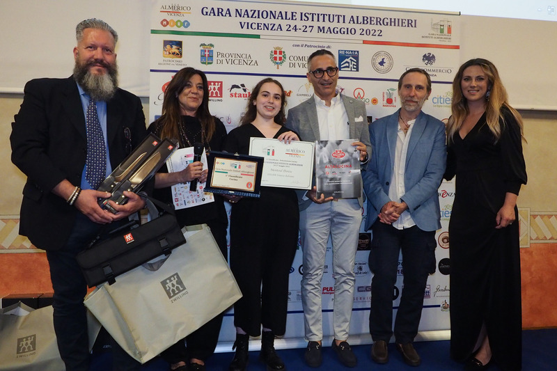 Foto di gruppo per la premiazione dei vincitori alla Gara Nazionale Alberghieri
