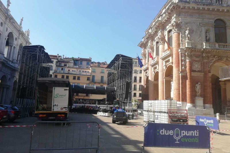 Un'immagine dell'allestimento del palco in piazza dei Signori (foto Comune di Vicenza)