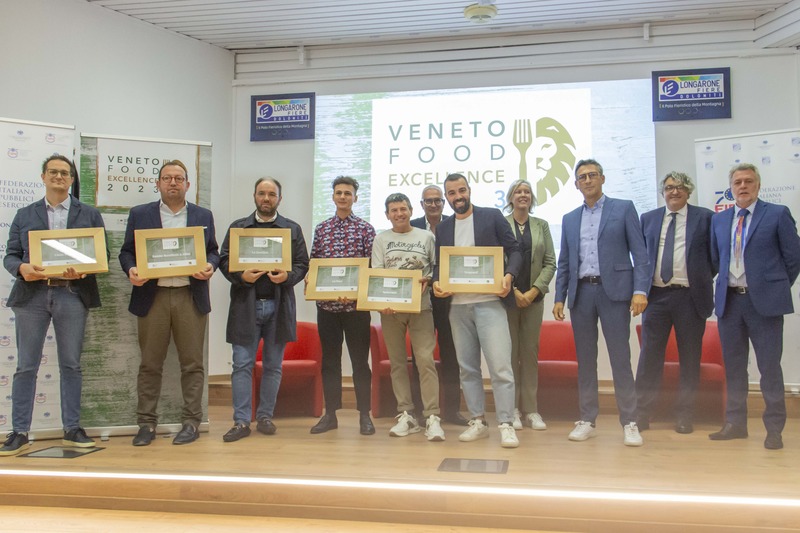 Foto di gruppo per i ristoranti Veneto Food Excellence 2023, che hanno ritirato il premio a Longarone