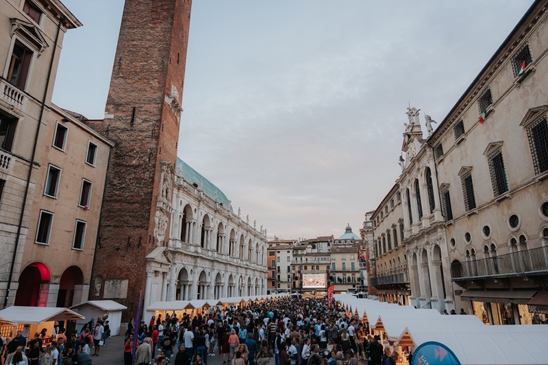 VIWINE FESTIVAL 2025: L’ENOGASTRONOMIA TORNA NEL CUORE PULSANTE DEL CENTRO STORICO DI VICENZA VIWINE FESTIVAL 2025: L’ENOGASTRONOMIA TORNA NEL CUORE PULSANTE DEL CENTRO STORICO DI VICENZA