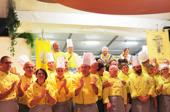 Foto di gruppo per gli chef che hanno preparato la Cena di Gala