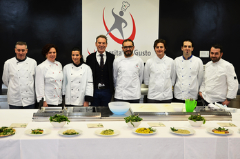 Foto di gruppo dei ristoratori di Villaga, con il sindaco Gonzato e lo chef Baldessari