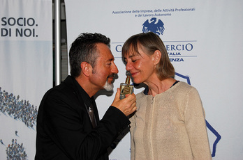 Il maestro profumiere Leonardo Opali con l'artista Frances Middendorf