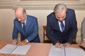 Il presidente di Confcommercio Vicenza Sergio Rebecca e il sindaco di Vicenza Achille Variati siglano il protocollo d'intesa