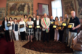 Foto di gruppo dopo la consegna dei riconoscimenti (ph. Comune di Vicenza)