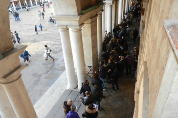 Visitatori in fila per entrare in Basilica