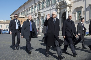 Il presidente Mattarella davanti al Palazzo del Quirinale