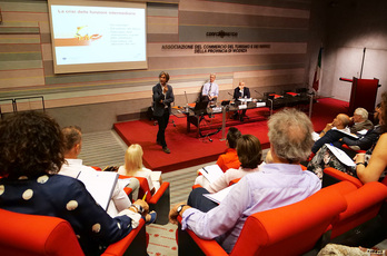 Un'immagine del seminario Federmoda-Confcommercio Veneto tenutosi a Vicenza
