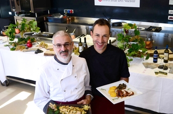 Da sinistra Maurizio Nori e Elio Bertoldo, due degli chef della rassegna, con i piatti a base di uva garganega