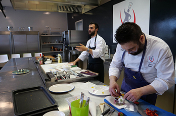 Gli chef Alberto Basso e Alessio Bottin durante una loro lezione all'Università del Gusto