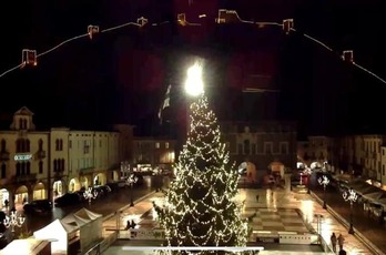 Marostica accende le luci di Natale (foto dal profilo Facebook del Comune)