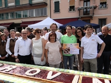 La presidente Annamaria Merlin, al centro, con i panificatori e pasticceri che hanno realizzato la crostata distribuita a Chiampo