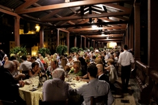 Un'immagine delle passate edizioni della tradizionale Cena sul Ponte