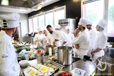 Un'immagine del corso cuoco a qualifica che si sta svolgendo all'Università del Gusto