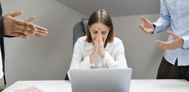 VIOLENZA E MOLESTIE NEGLI AMBIENTI DI LAVORO VIOLENZA E MOLESTIE NEGLI AMBIENTI DI LAVORO