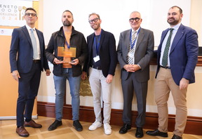 Un momento della premiazione, con la consegna della targa "Veneto Food Excellence" a La Tana Gourmet